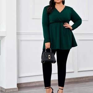 New without tags size 2x hunter green crisscross chest scrunchy waist top.